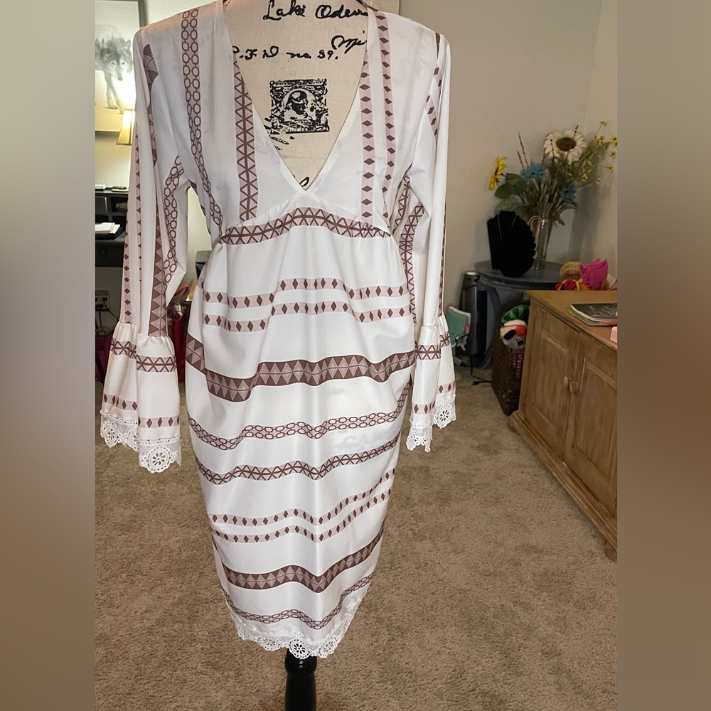 Lovely Dress with sleeves and crochet ends, v-neck geometric pattern - Medium
